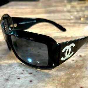 Chanel women’s black Classic Logo Sunglasses. Great condition. With case